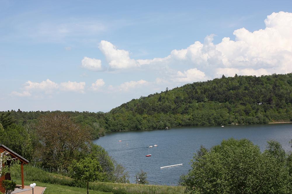vue sur le lac Aydat de votre location dans le Puy de Dôme