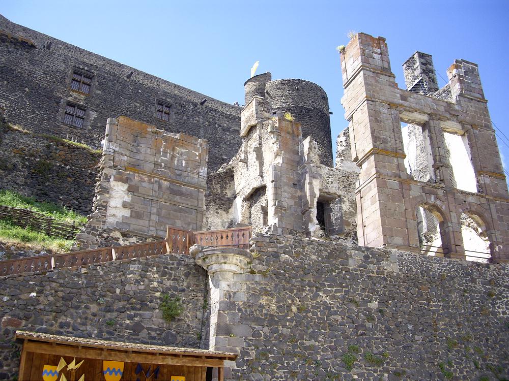 le château de Murol à 15 minutes de votre location gîte Auvergne