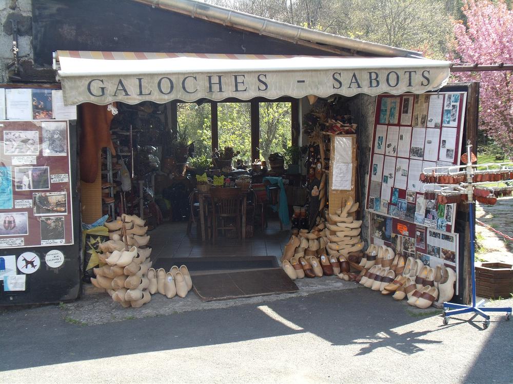 fabrication de sabots et galoche à 40 minutes de votre location gite Puy de Dôme